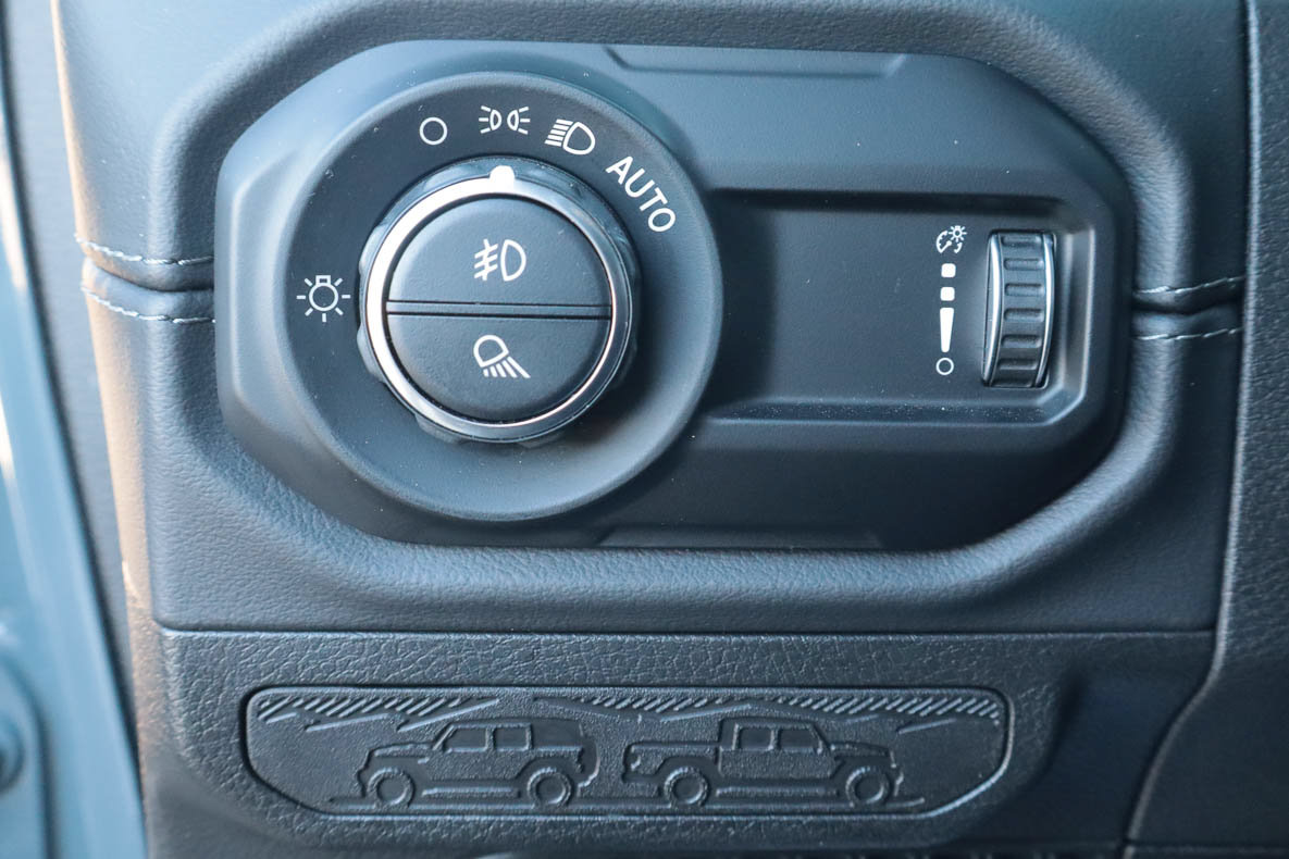 Used 2025 Jeep Gladiator Mojave AWD/4WD image 18