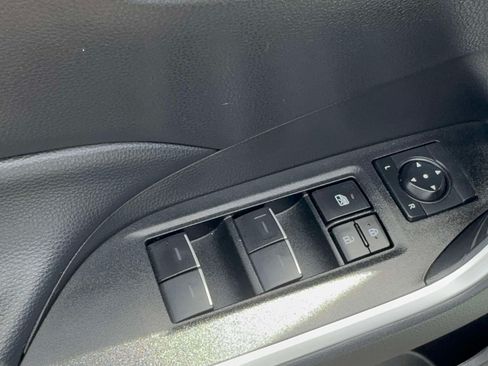 Used 2025 Toyota RAV4 XLE FWD image 17