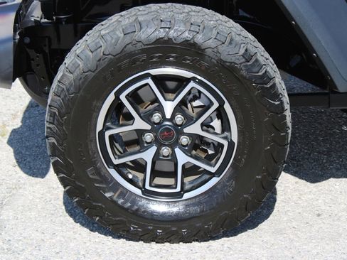 Used 2025 Jeep Wrangler Unlimited Rubicon AWD/4WD image 8