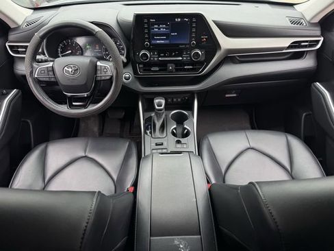 Used 2021 Toyota Highlander XLE AWD/4WD image 11