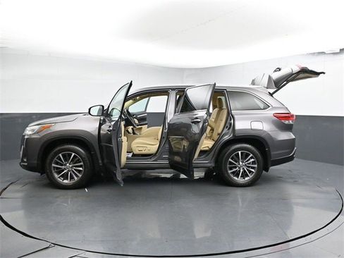 Used 2019 Toyota Highlander XLE image 41