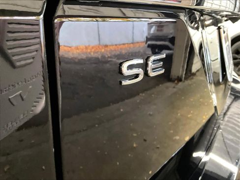 Used 2025 Volkswagen Atlas SE w/ Black Wheel Package image 11