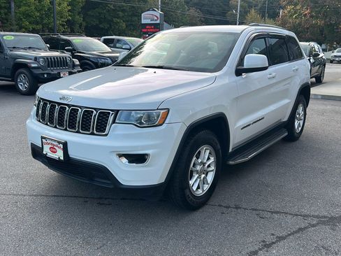 Used 2019 Jeep Grand Cherokee Laredo image 4