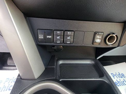 Used 2018 Toyota RAV4 XLE AWD/4WD image 16