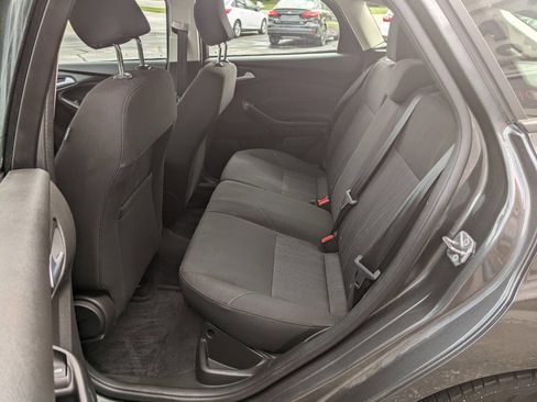 Used 2017 Ford Focus SE w/ Cold Weather Package FWD image 12