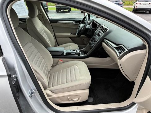 Used 2018 Ford Fusion SE FWD image 12