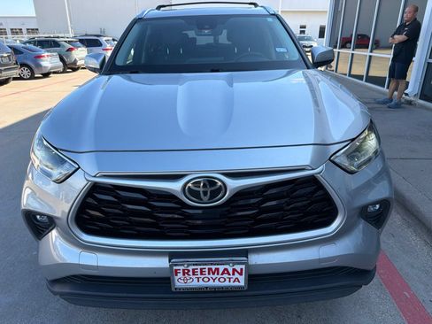 Used 2021 Toyota Highlander XLE FWD image 3