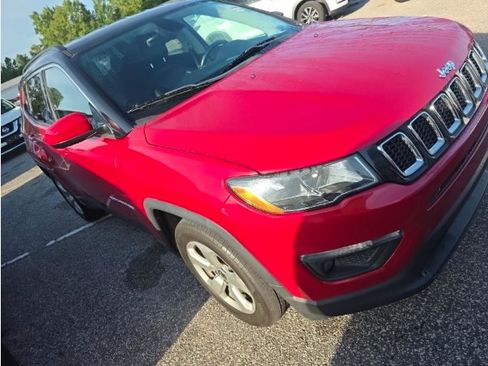Used 2018 Jeep Compass Latitude FWD image 1