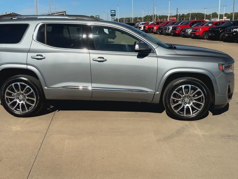 Used 2023 GMC Acadia Denali image 2
