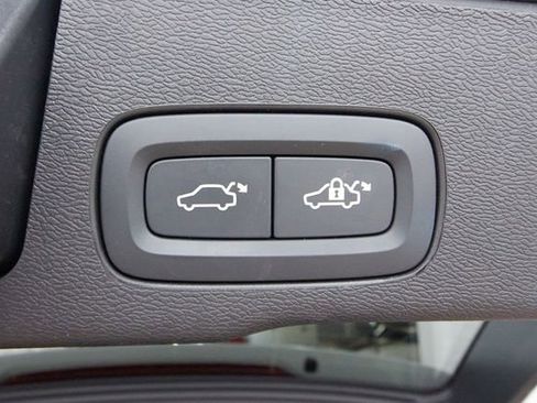 Certified 2025 Volvo XC60 B5 Plus AWD/4WD image 30