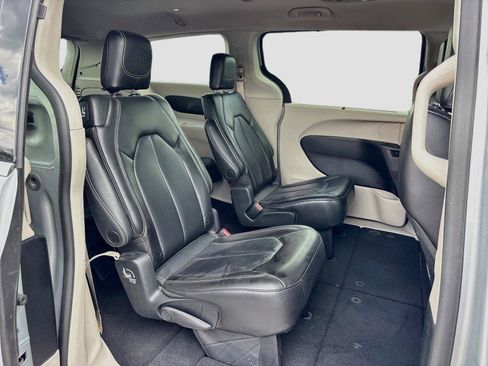 Used 2023 Chrysler Pacifica Touring-L FWD image 27