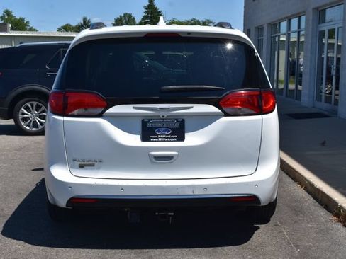 Used 2020 Chrysler Pacifica Touring-L FWD image 10