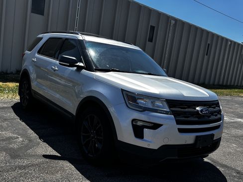 Used 2018 Ford Explorer XLT w/ Equipment Group 202A AWD/4WD image 7