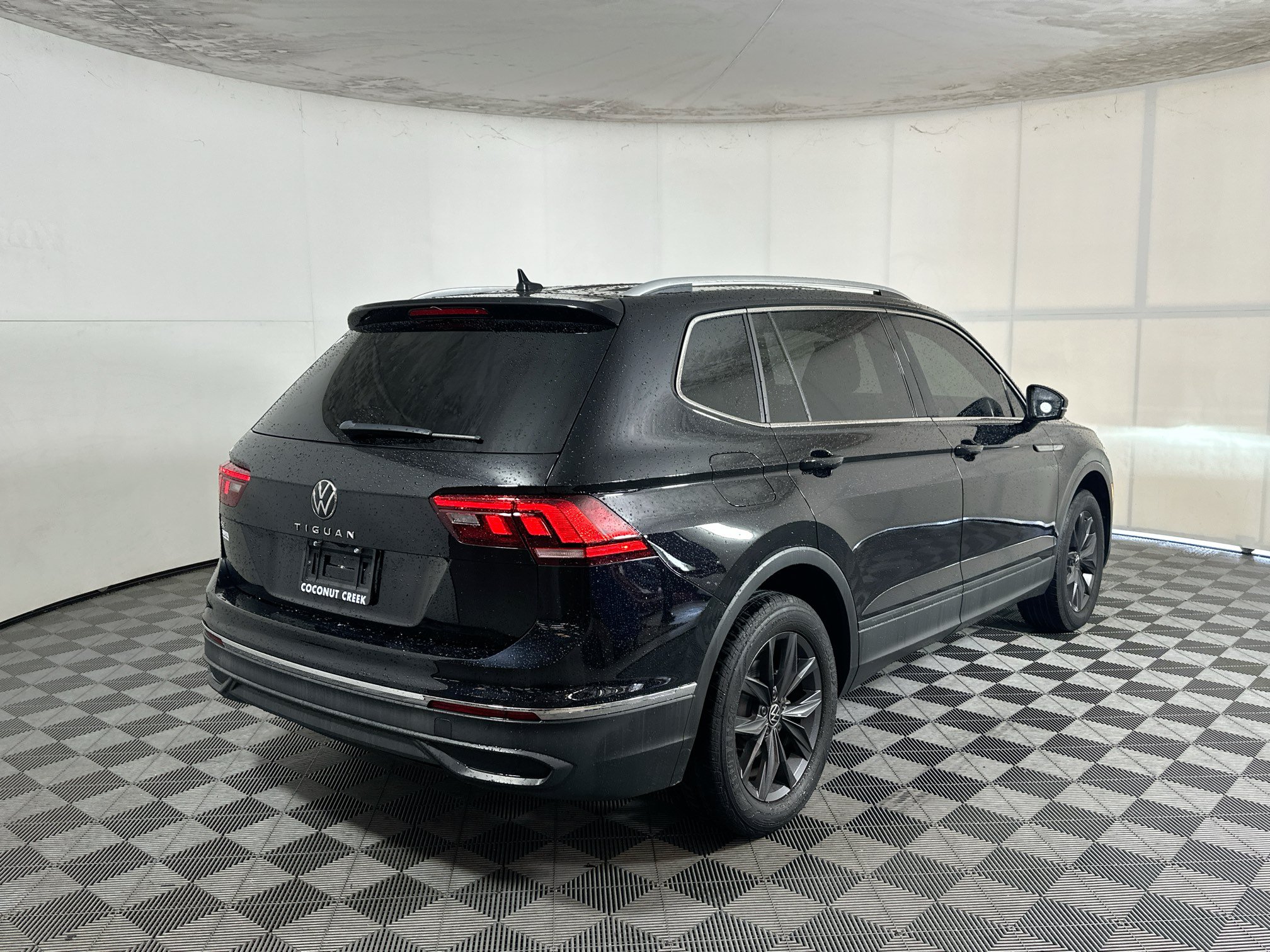 Used 2023 Volkswagen Tiguan SE FWD image 3