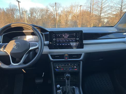 Used 2025 Volkswagen Taos SE w/ Panoramic Sunroof Package image 28