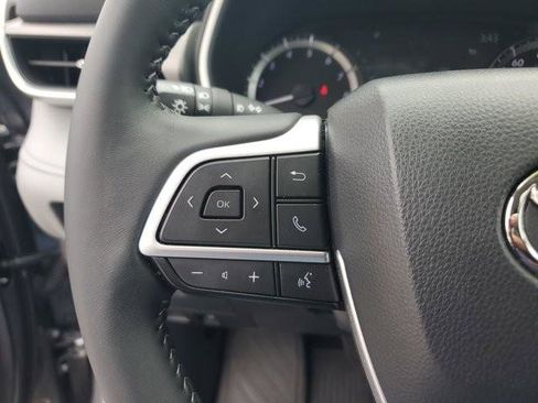 Used 2025 Toyota Highlander XLE FWD image 29