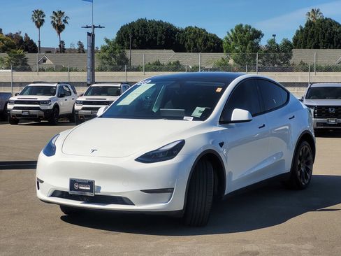 Used 2025 Tesla Model Y Long Range image 9