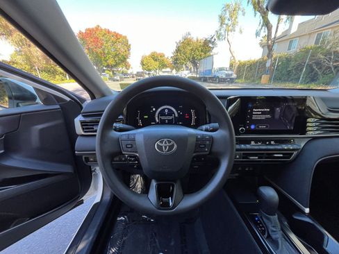 Used 2025 Toyota Camry LE image 33