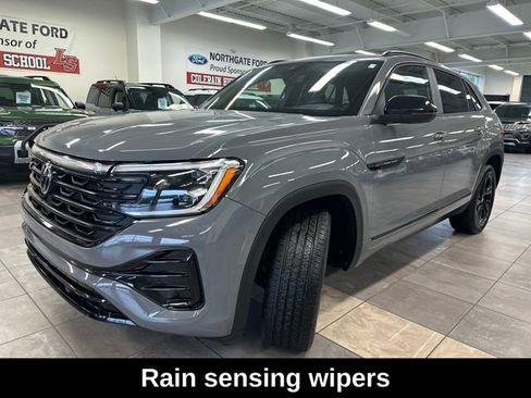 Used 2025 Volkswagen Atlas Cross Sport SEL R-Line AWD/4WD image 17