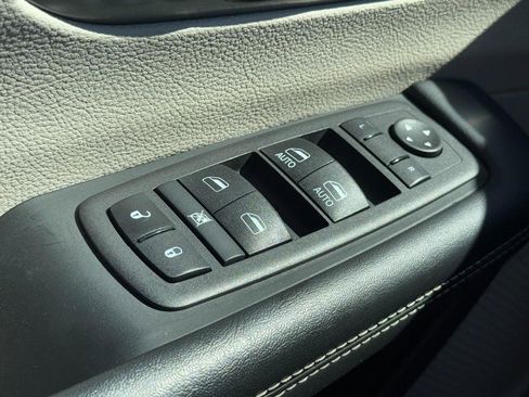 Used 2024 Chrysler Pacifica Touring-L FWD image 25