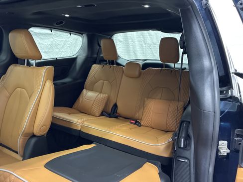 Certified 2022 Chrysler Pacifica Pinnacle AWD/4WD image 11