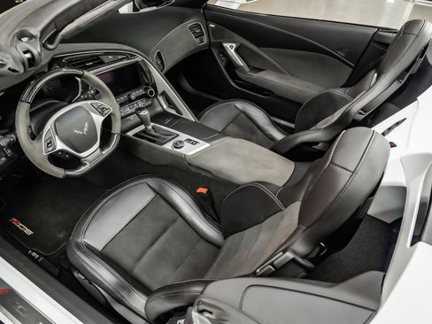 Used 2019 Chevrolet Corvette Z06 RWD image 2