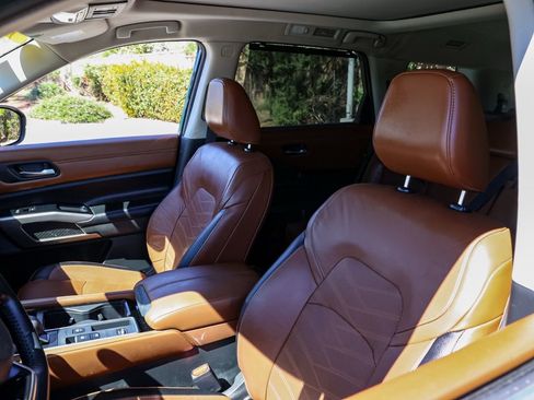 Used 2022 Nissan Pathfinder Platinum w/ Cargo Package image 15