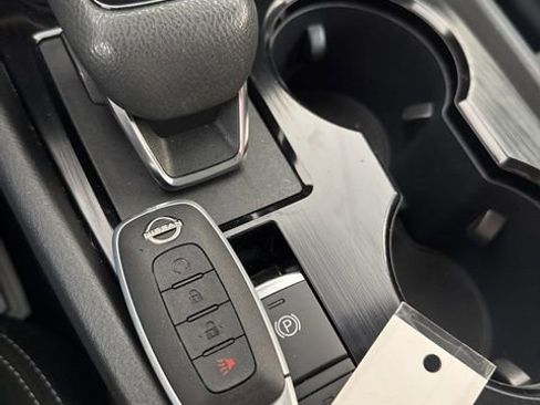 Certified 2023 Nissan Rogue SV FWD image 3
