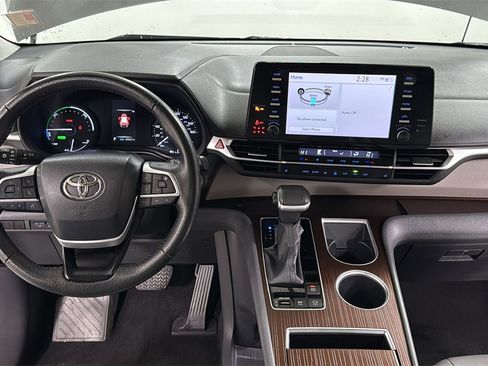 Used 2023 Toyota Sienna XLE image 9