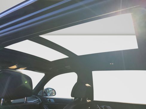 Used 2021 BMW X7 M50i image 15