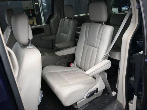 Used 2012 Chrysler Town & Country Touring-L w/ Entertainment Group #2 FWD image 11
