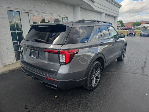 Used 2025 Ford Explorer ST-Line w/ ST-Line Street Pack AWD/4WD image 4