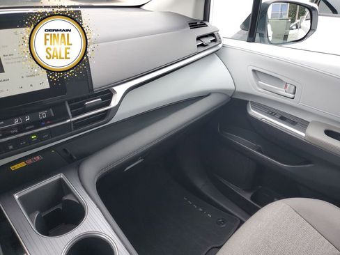 Used 2025 Toyota Sienna LE image 31