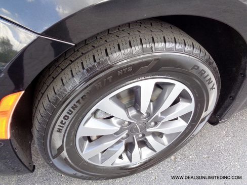 Used 2021 Chrysler Pacifica Touring-L FWD image 7