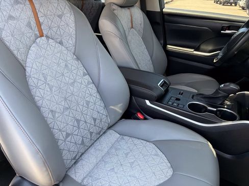Used 2023 Toyota Highlander Bronze Edition FWD image 15