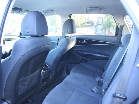 Used 2020 Kia Sorento LX FWD image 16