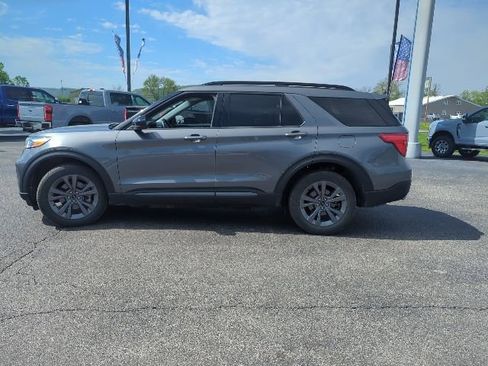 Used 2022 Ford Explorer XLT w/ Equipment Group 202A image 9