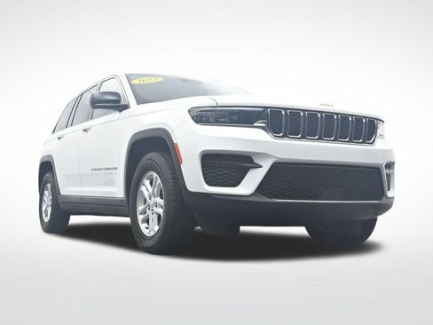 Used 2023 Jeep Grand Cherokee Laredo RWD image 31