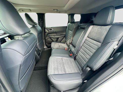 New 2026 Mitsubishi Outlander SE image 17