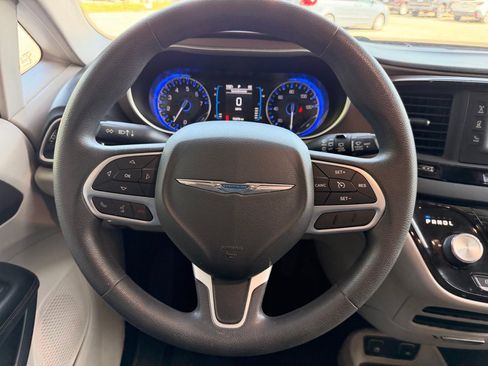 Used 2017 Chrysler Pacifica Touring FWD image 21