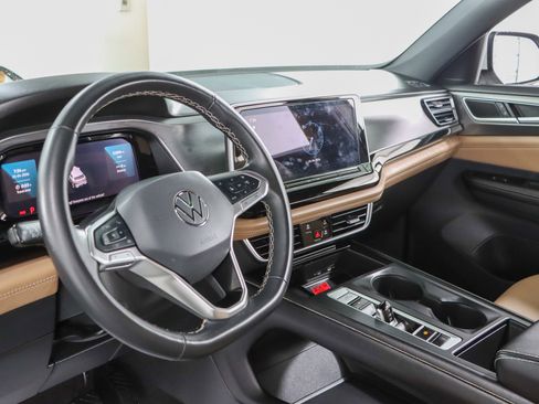 Used 2024 Volkswagen Atlas Cross Sport SE FWD image 21
