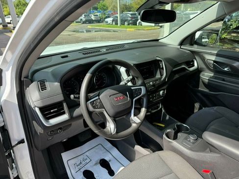 Used 2024 GMC Terrain SLE image 4