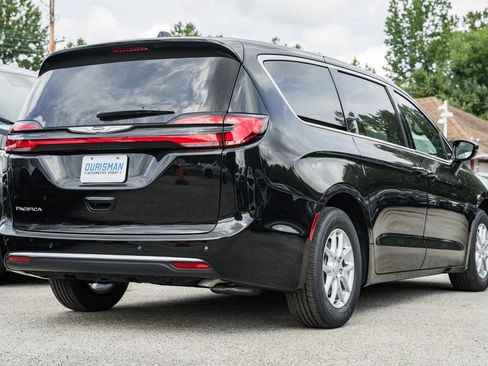 New 2025 Chrysler Pacifica Select image 4