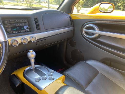 Used 2004 Chevrolet SSR w/ Preferred Equipment Group RWD image 14