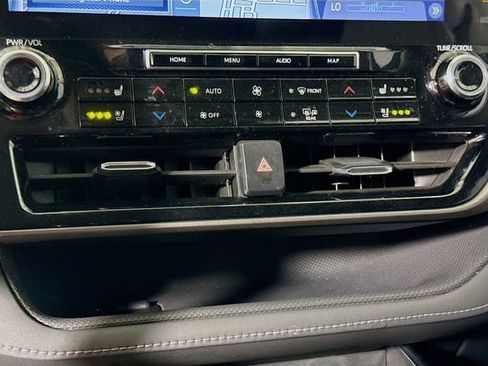 Used 2021 Toyota Highlander Limited FWD image 15