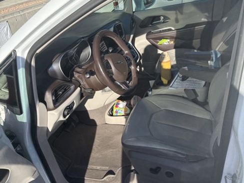 Used 2018 Chrysler Pacifica Touring-L Plus w/ Tire & Wheel Group FWD image 15