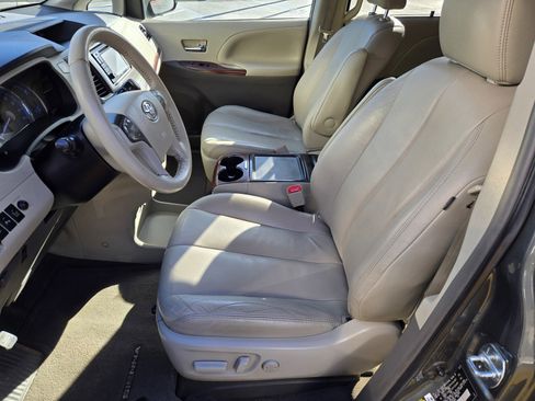 Used 2014 Toyota Sienna XLE image 17