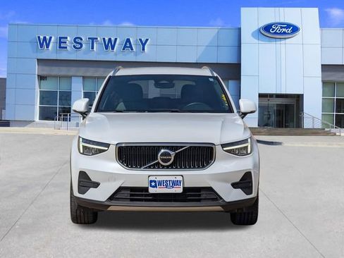 Used 2023 Volvo XC40 B5 Core image 6