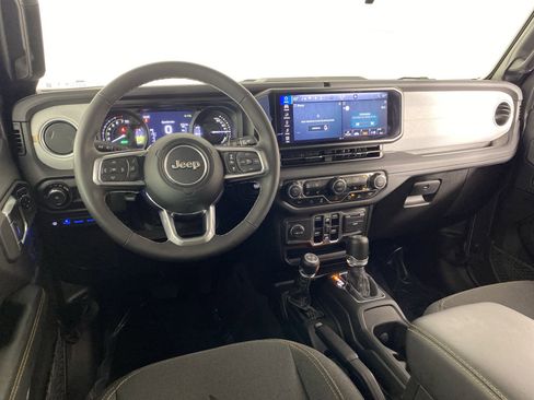 Used 2025 Jeep Wrangler Unlimited Sahara w/ Safety Group AWD/4WD image 19