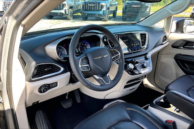Used 2023 Chrysler Pacifica Touring-L FWD image 17